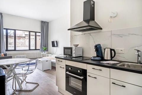 Deluxe Studio | Private kitchen | Fridge, microwave, oven, stovetop