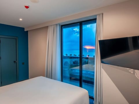 Suite, 1 Double Bed, Sea View | Hypo-allergenic bedding, in-room safe, blackout drapes, soundproofing