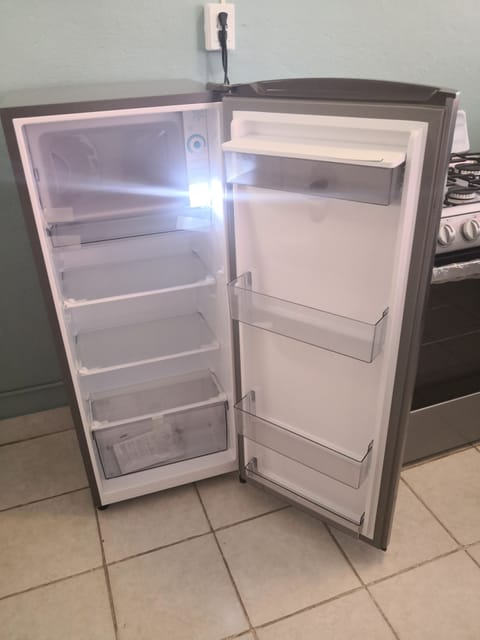 Business Apartment | Private kitchen | Microwave, oven, blender, cookware/dishes/utensils