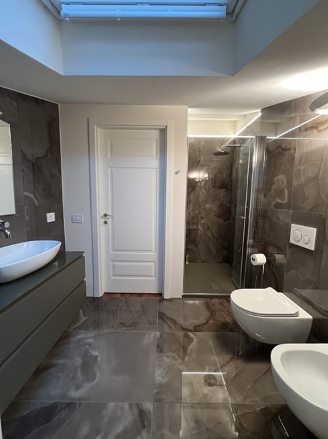 Comfort Double Room | Bathroom | Shower, hair dryer, bidet, towels