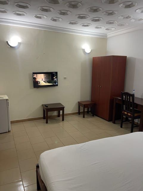 Comfort Room | Desk, laptop workspace, free WiFi, bed sheets