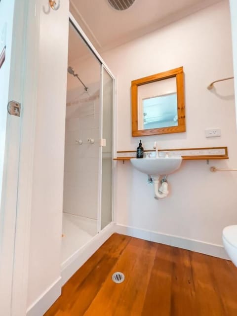 Deluxe Cottage | Bathroom | Shower, towels