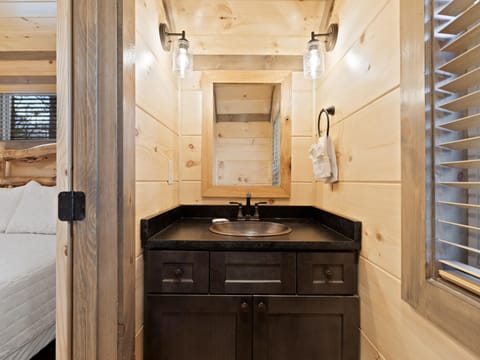 Cabin, 2 Queen Beds, Balcony, Mountain View (Unit 3) | Bathroom | Designer toiletries, towels, toilet paper