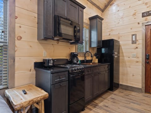 Cabin, 2 Queen Beds, Balcony, Mountain View (Unit 3) | Private kitchen | Fridge, microwave, oven, stovetop
