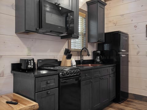 Cabin, 1 King Bed, Balcony, Mountain View (Unit 2) | Private kitchen | Fridge, microwave, oven, stovetop