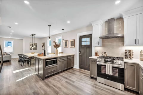 Bright & Beautiful Cooking Space.
Enjoy natural light, modern finishes, and ample counter space in this charming kitchen, perfect for cooking up memories.