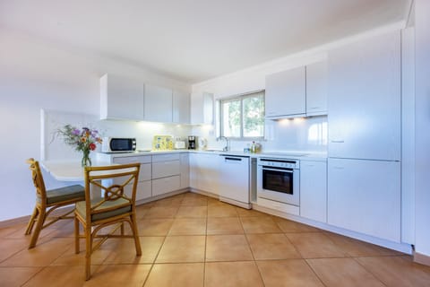 One-bedroom apartment | Private kitchen | Full-size fridge, microwave, oven, stovetop