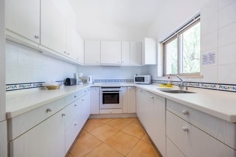 Two-bedroom apartment Penthouse | Private kitchen | Full-size fridge, microwave, oven, stovetop