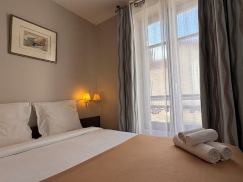 Standard Double Room | In-room safe, desk, soundproofing, iron/ironing board