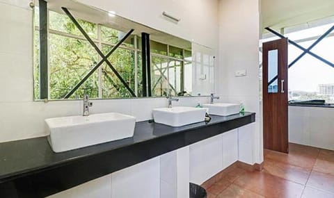 Deluxe Room | Bathroom | Shower, free toiletries, towels, toilet paper