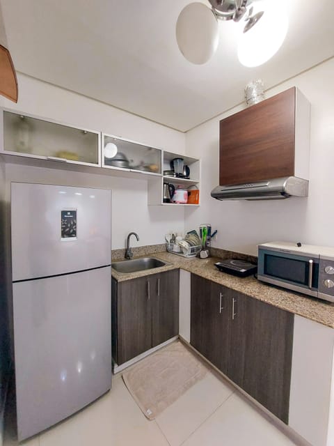 Family Apartment | Private kitchen | Fridge, microwave, rice cooker, cookware/dishes/utensils