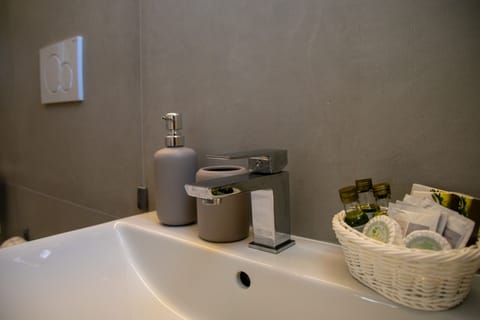 Standard Room, Garden View | Bathroom | Shower, rainfall showerhead, hair dryer, bidet