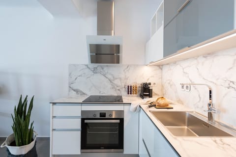 Honeymoon Suite | Private kitchen | Oven, stovetop, espresso maker, coffee/tea maker