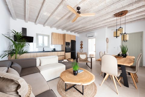 Luxury Villa | Private kitchen | Oven, stovetop, espresso maker, coffee/tea maker