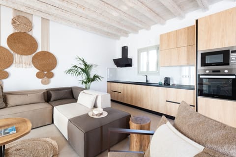 Luxury Villa | Living area | 45-inch flat-screen TV with satellite channels, Netflix