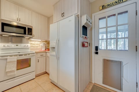 Apartment (2 Bedrooms) | Private kitchen | Microwave, oven, stovetop, dishwasher