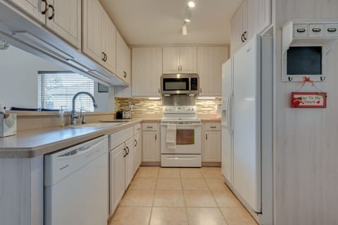 Apartment (2 Bedrooms) | Private kitchen | Microwave, oven, stovetop, dishwasher