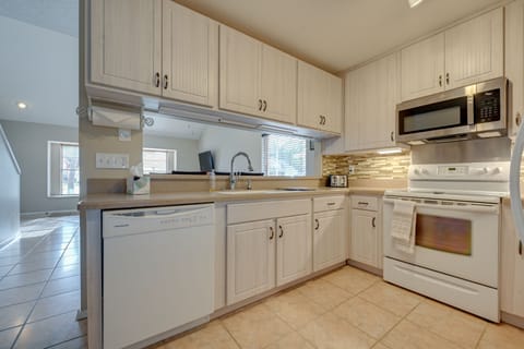 Apartment (2 Bedrooms) | Private kitchen | Microwave, oven, stovetop, dishwasher