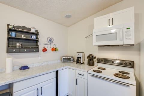 House (2 Bedrooms) | Private kitchen | Microwave, oven, stovetop, cookware/dishes/utensils