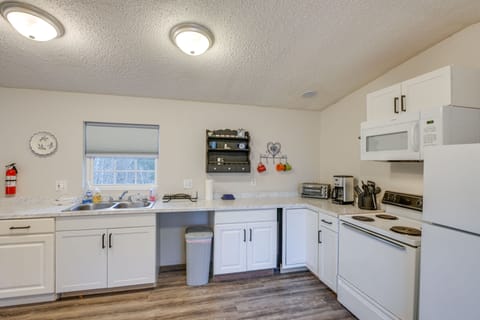 House (2 Bedrooms) | Private kitchen | Microwave, oven, stovetop, cookware/dishes/utensils