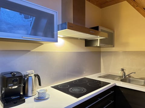 Comfort Apartment | Private kitchenette | Fridge, microwave, stovetop, dishwasher