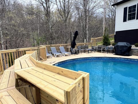 Pool edge bar seating for 6 large bodies or 9 small ones. Seating for everybody