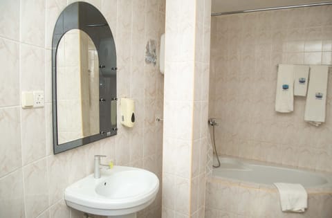 Executive Studio Suite | Bathroom | Towels