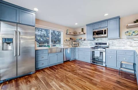 Fully equipped elegant chefs kitchen with Instantpot, airfryer, blender etc