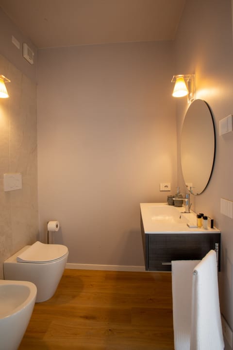 Deluxe Room with Terrace | Bathroom | Shower, rainfall showerhead, free toiletries, hair dryer