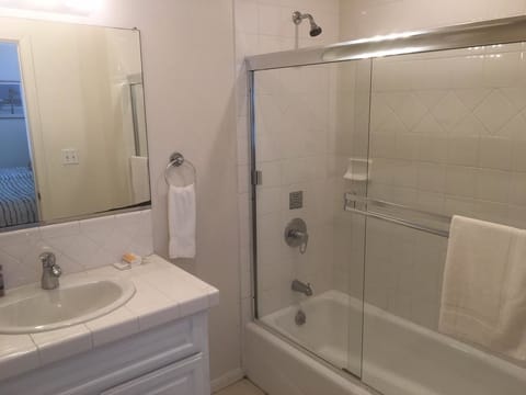 Single Room Plus | Bathroom | Free toiletries, hair dryer, towels