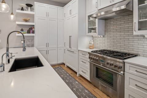 Kitchen w/gas cooktop