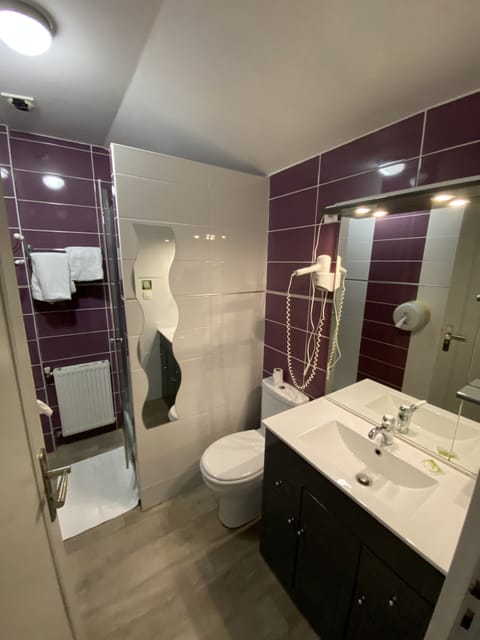 Double Room | Bathroom | Free toiletries, hair dryer, towels