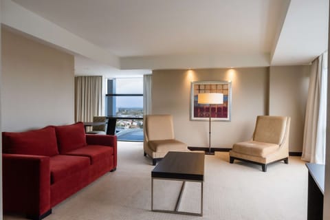 Suite, 1 King Bed, Corner (Executive Floor) | Living area