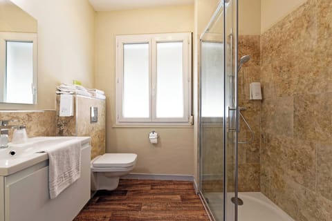 Standard Twin Room | Bathroom | Shower, free toiletries, towels