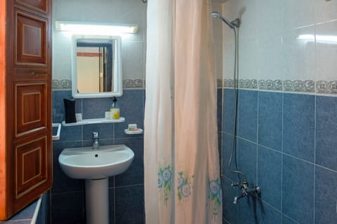 Shower, rainfall showerhead, hair dryer, towels