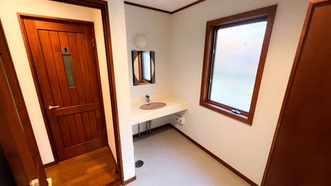 Family Villa | Bathroom | Free toiletries, hair dryer, slippers