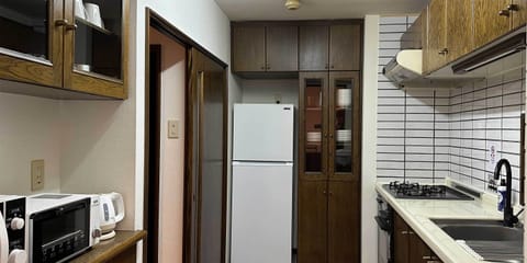 Fridge, microwave, stovetop, cookware/dishes/utensils