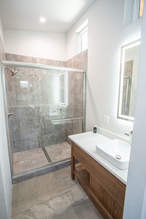 Deluxe Studio | Bathroom | Shower, rainfall showerhead, towels, soap