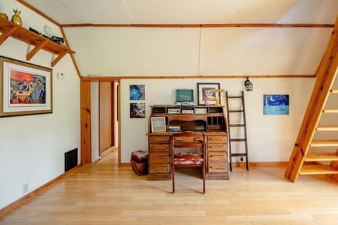 Cottage, Private Bathroom (The Library) | Interior