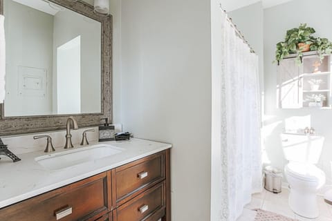 Apartment, Private Bathroom (The Bons Amis Suite) | Bathroom