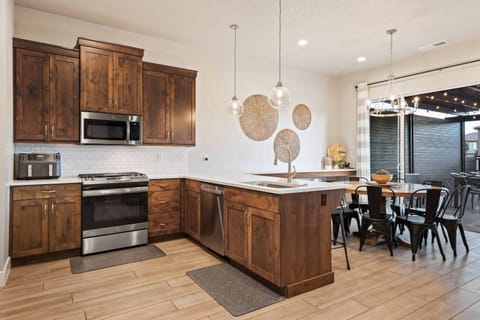 Townhome, 5 Bedrooms | Private kitchen | Fridge, oven, coffee/tea maker, toaster