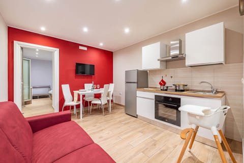 Family Apartment, 1 Bedroom (Levante Home in the centre of Bari) | Private kitchen | Fridge, oven, stovetop, coffee/tea maker