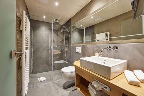 Junior Double Room | Bathroom | Shower, free toiletries, hair dryer, towels