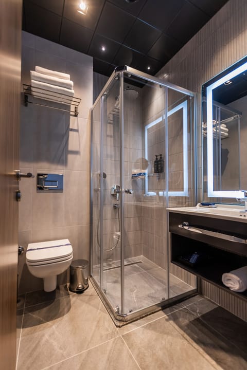 Standard Double Room | Bathroom | Shower, towels