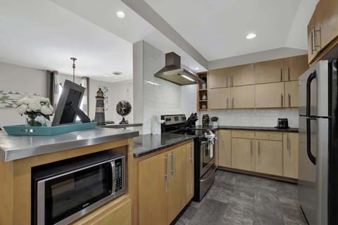 House, 1 King Bed, Hot Tub (406 W Schubert A) | Private kitchen | Coffee/tea maker