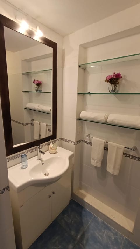 Double Room, 1 Queen Bed | Bathroom | Shower, free toiletries, hair dryer, bidet