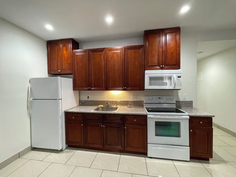 Studio Suite, Kitchen, Pool View | Private kitchen | Full-size fridge, microwave, oven, stovetop