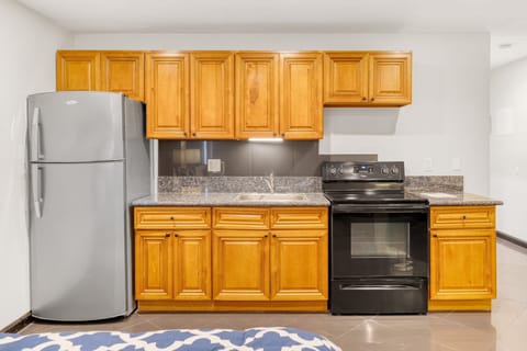 Room | Private kitchen | Full-size fridge, microwave, oven, stovetop