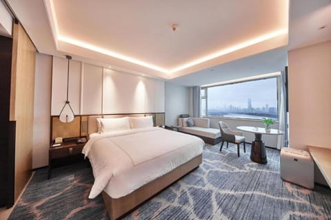 Elegant Business King Room with City View | Minibar, in-room safe, desk, blackout drapes