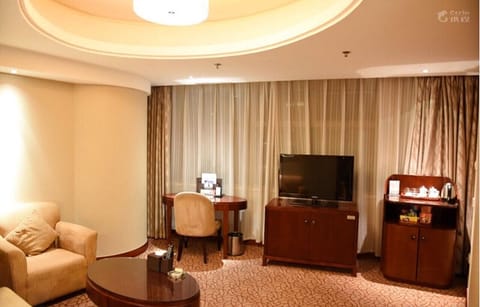 Executive Suite | Minibar, in-room safe, desk, blackout drapes